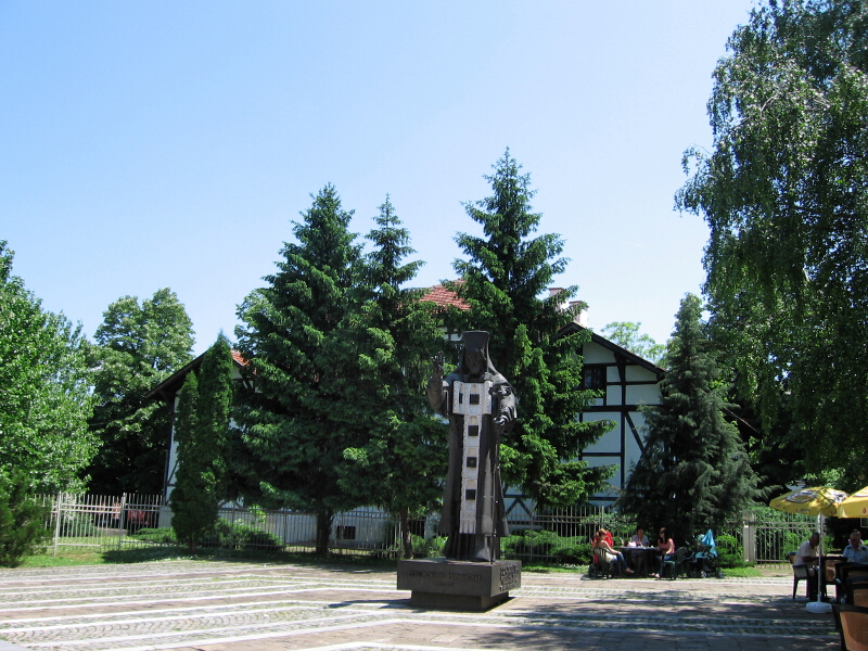 Паметникът на Софроний Врачански