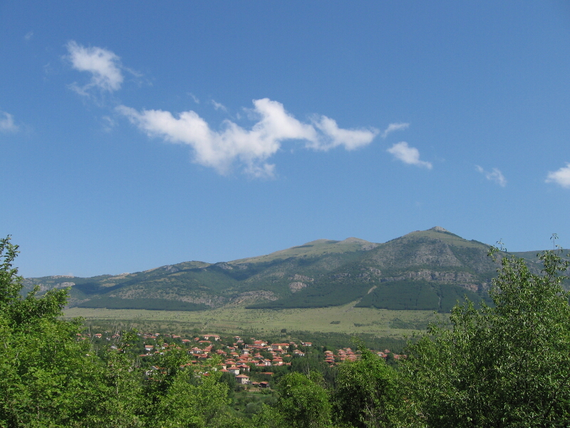 Таваличево с върховете Куклата и Виден (отзад)