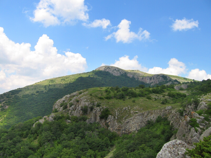 Поглед към крепостта "Градище" (в средата)