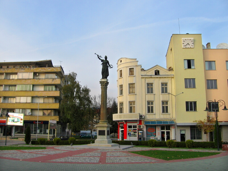 Паметникът в центъра на Севлиево