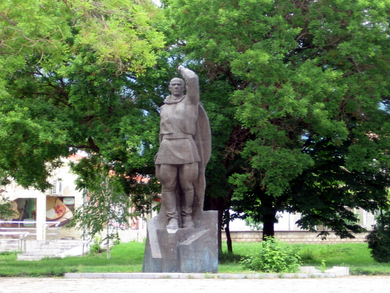 Паметник в центъра на Крън