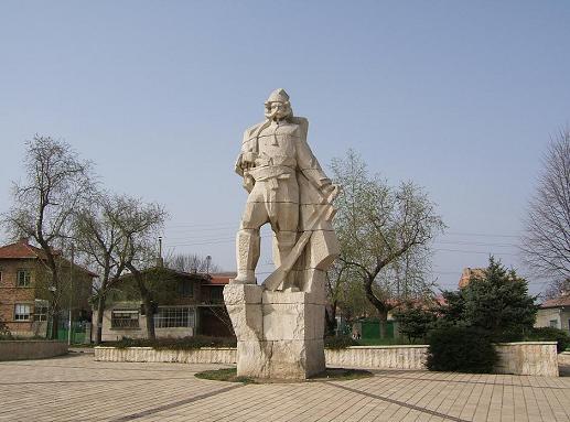Паметникът на хайдутина Пею Буюклията в гр. Добрич