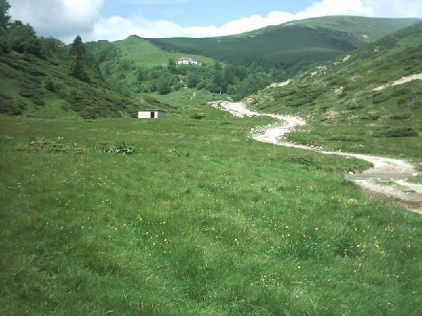 Древният път за Русалийския (Марин) проход с хижа Тъжа (в дъното)