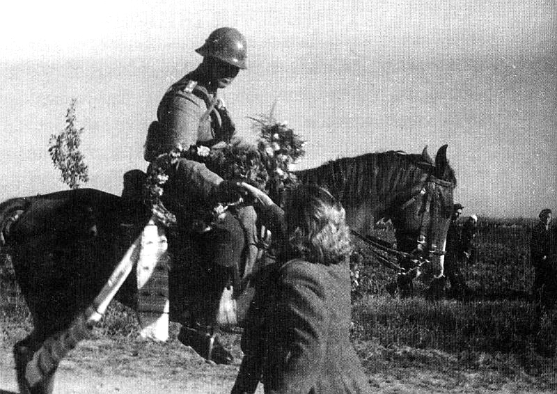 Местна жена посреща български войник (пролетта на 1941 г.)