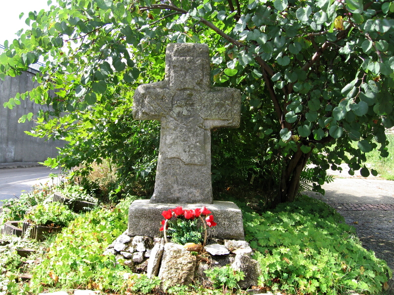 Старинен каменен кръст