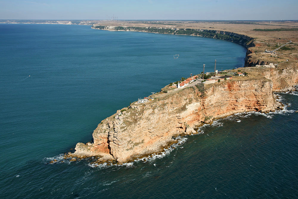 Нос Калиакра и Българево (в дъното)